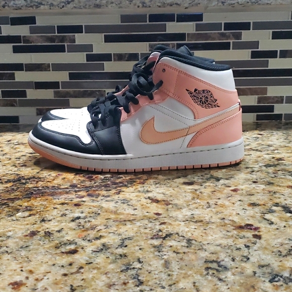 Jordan Other - Arctic orange Jordan 1 mids used, Size 10.5. NO BOX